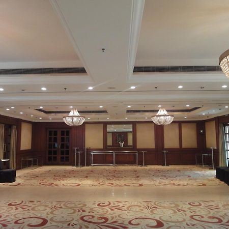Radisson Hotel Varanasi Exterior foto