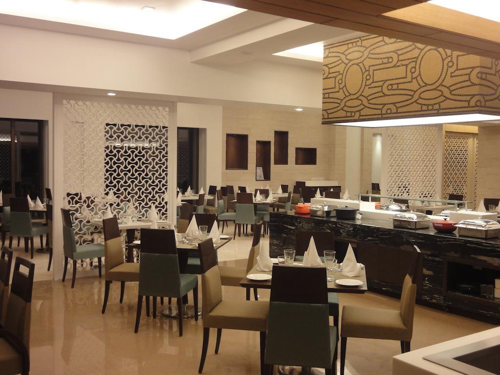 Radisson Hotel Varanasi Exterior foto